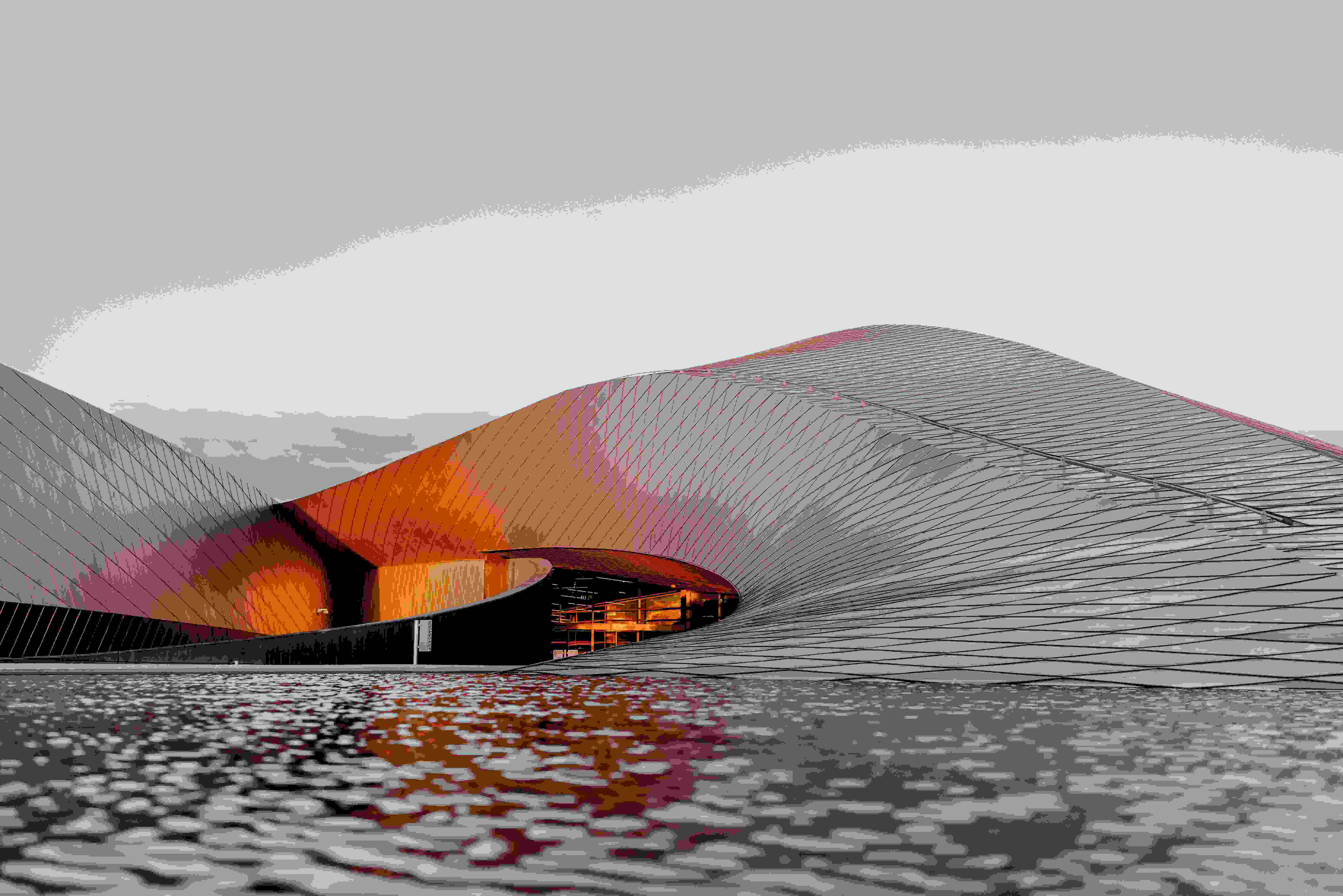 picture, water on a hill-shaped building