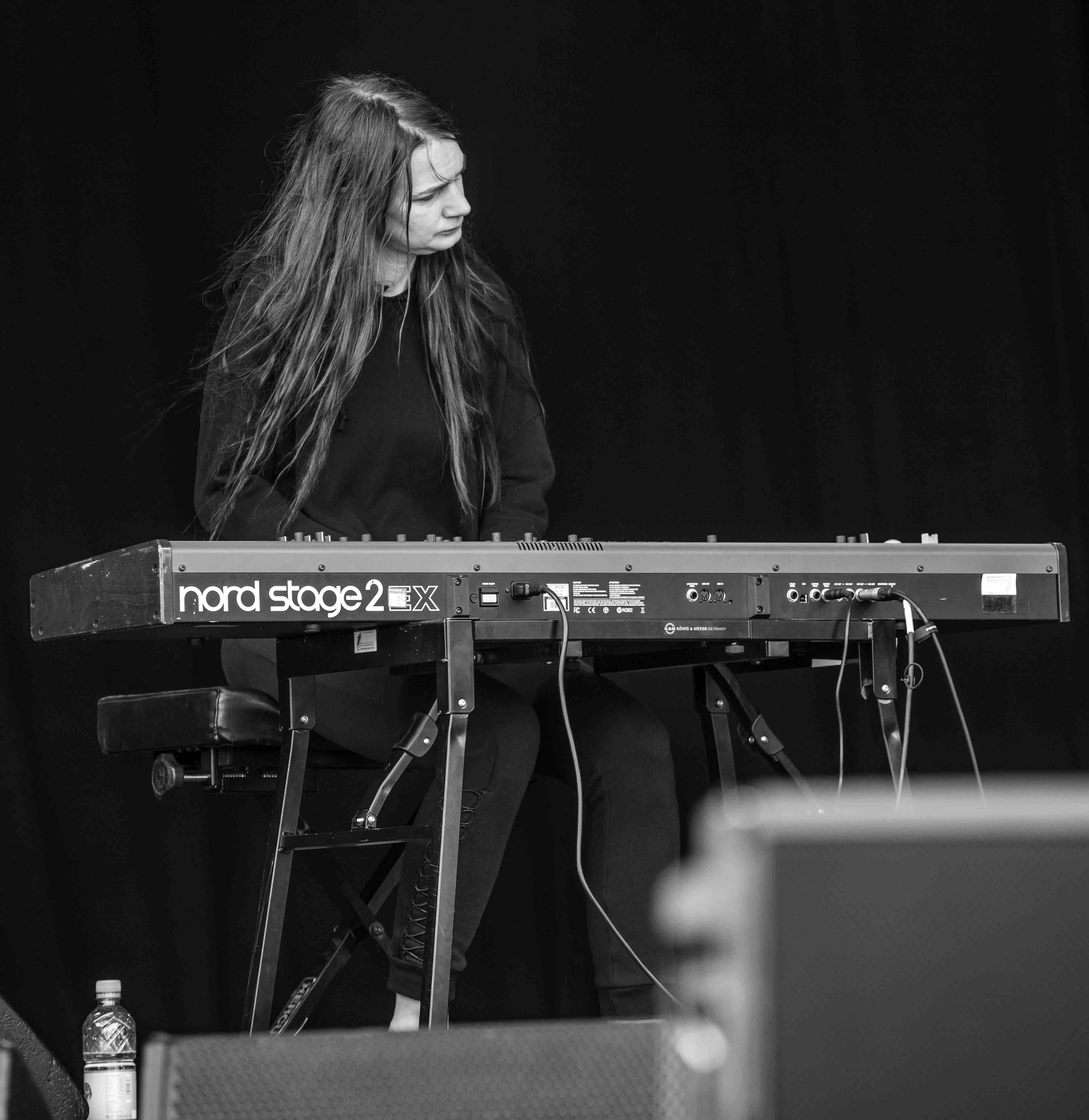 picture, women playing keyboards at a concert