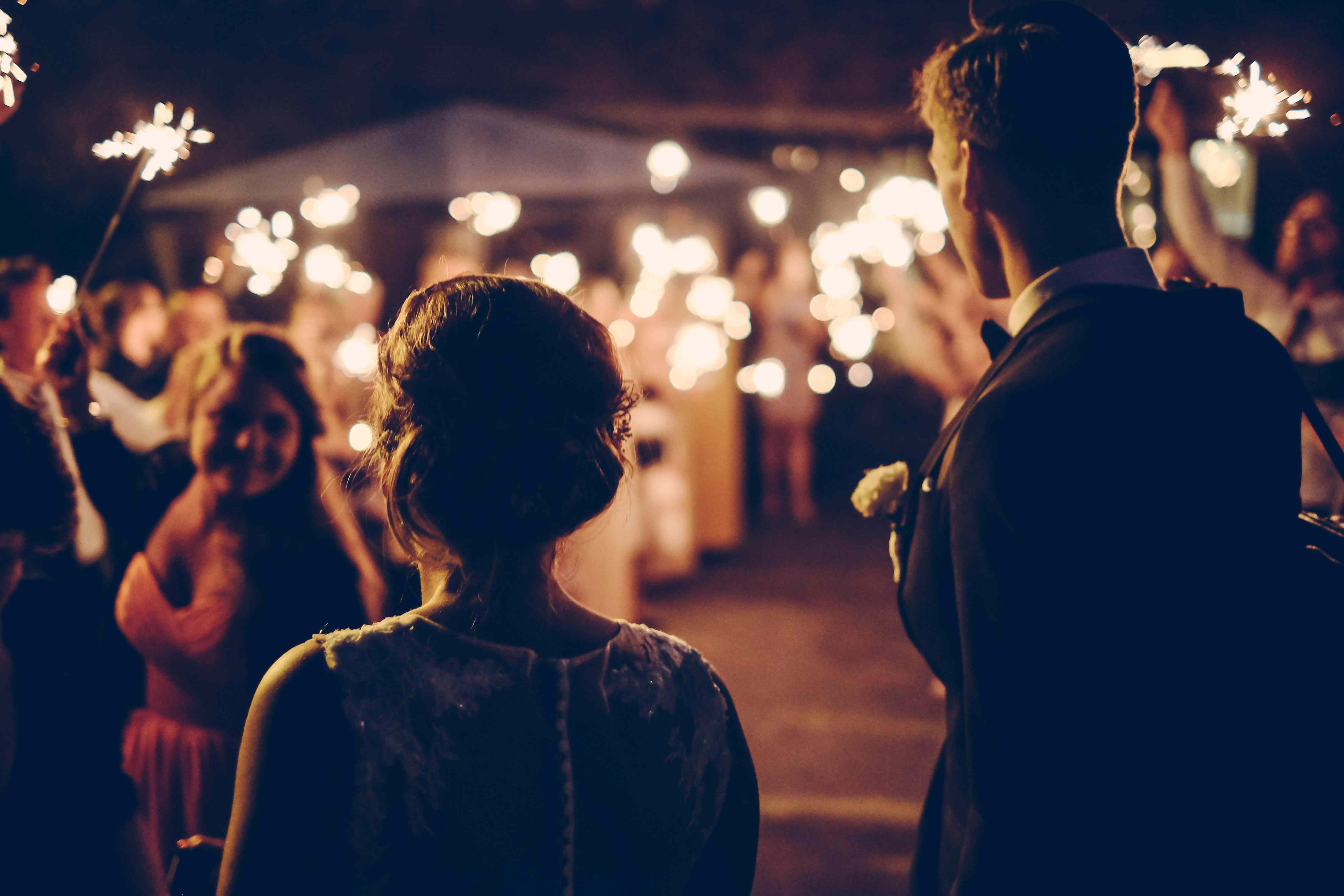 picture, man and woman from behind with sparkling lights